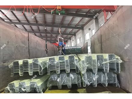 <b>山西用户订购13000多米yx75-200-600楼承板已陆续发货</b>